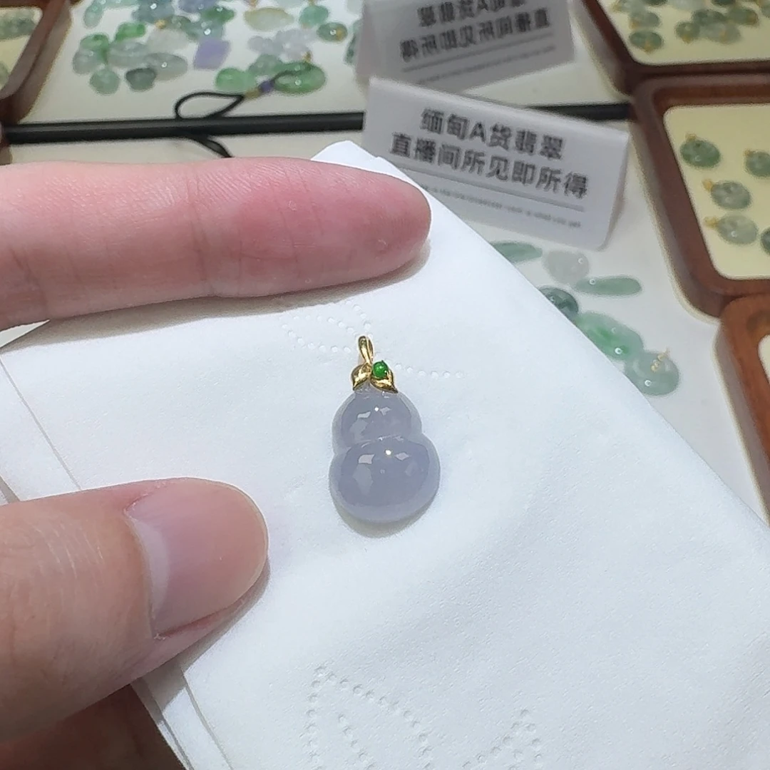翡翠18K金镶嵌颈饰葫芦
