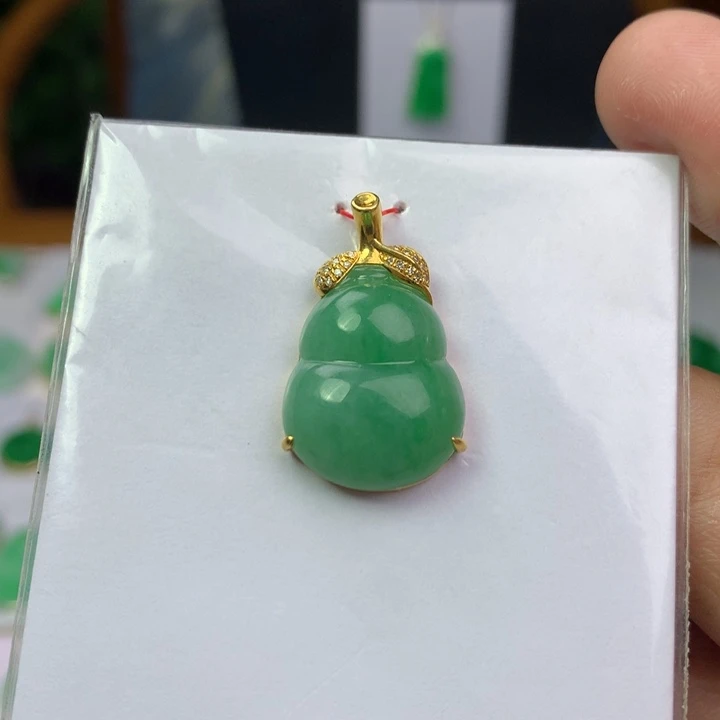 颈饰18K金镶嵌翡翠
