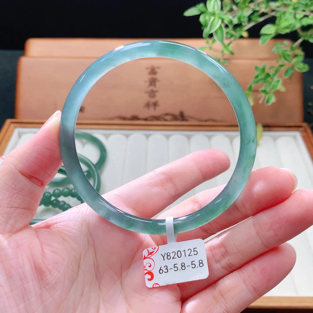 未镶嵌手镯（圆镯）翡翠