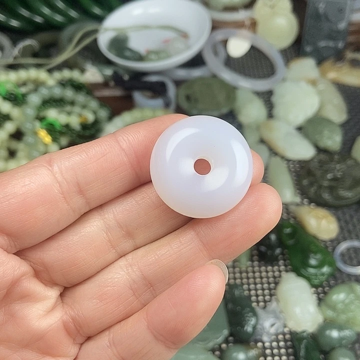 透闪石质玉未镶嵌颈饰