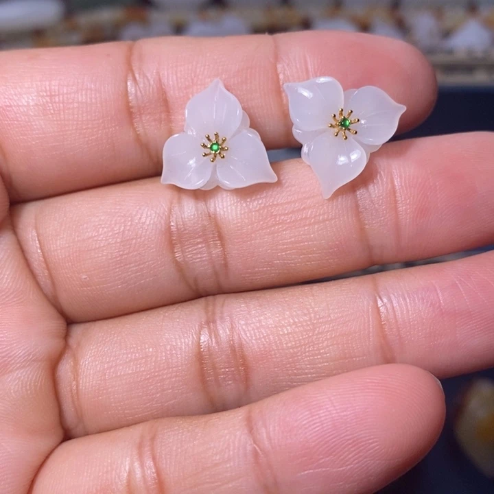 颈饰18K金镶嵌和田玉
