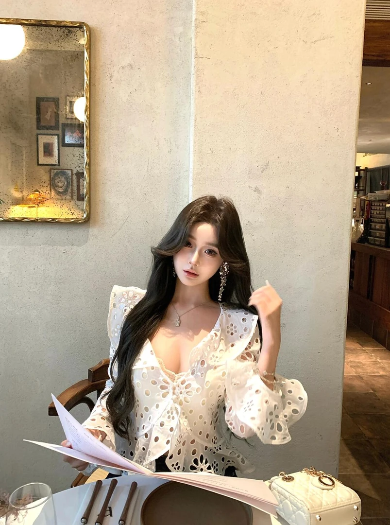 纯欲风性感辣妹喇叭袖镂空衬衫百搭法式复古设计感小众显瘦上衣女