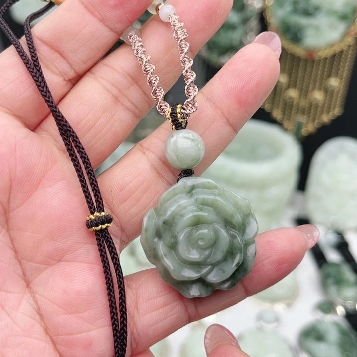 透闪石-蛇纹石玉未镶嵌颈饰