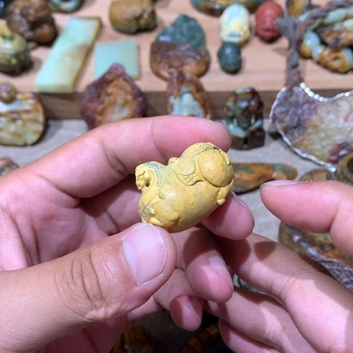 未镶嵌岫岩河磨玉（透闪石质玉）把件