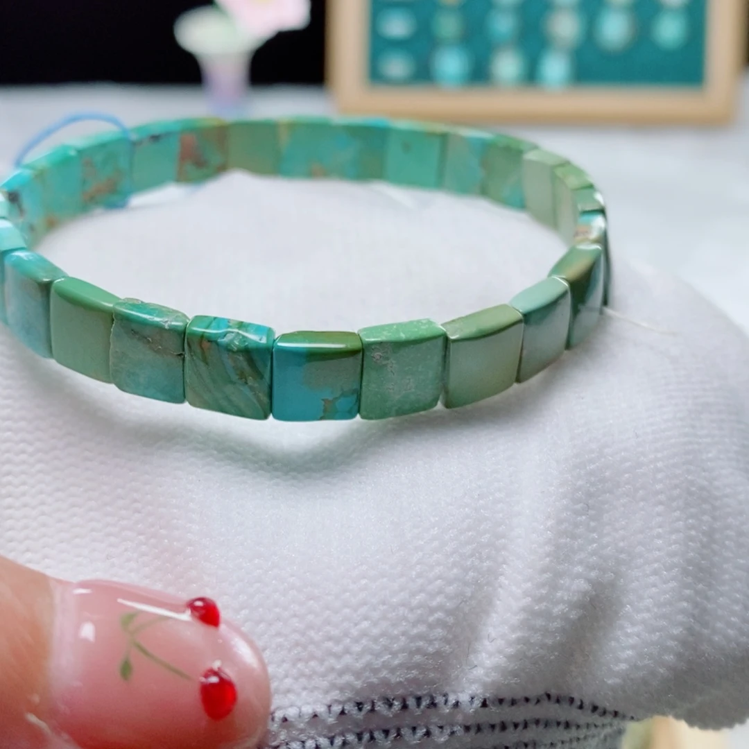 绿松石未镶嵌颈饰薛*