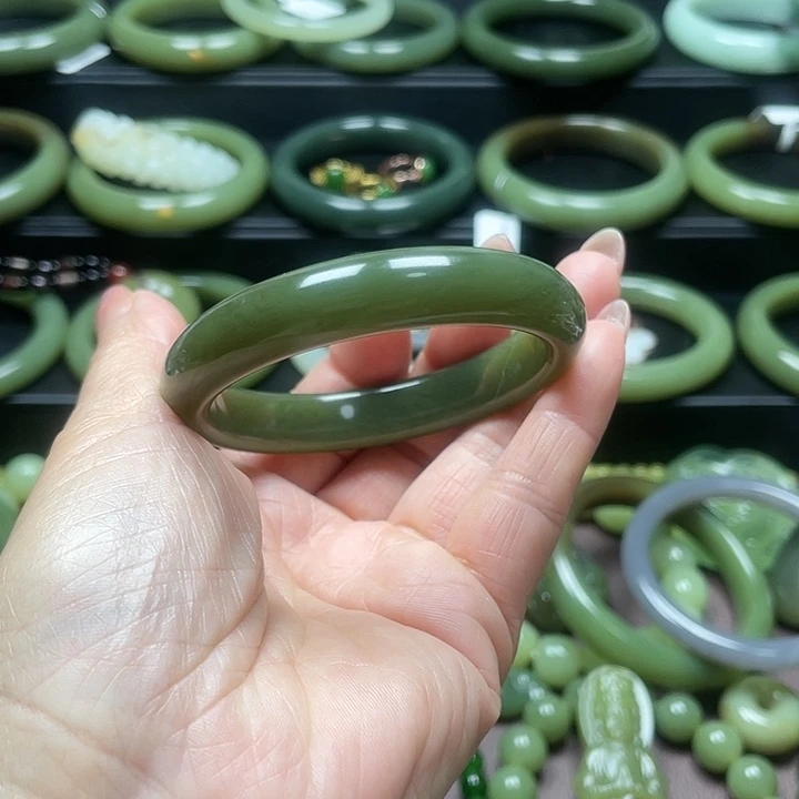 和田玉未镶嵌手镯