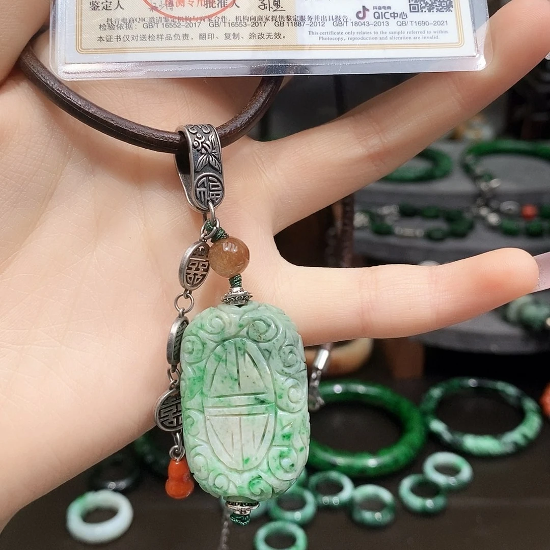 翡翠未镶嵌颈饰漂亮美眉