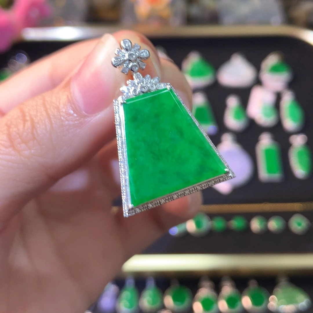 翡翠18K金镶嵌颈饰