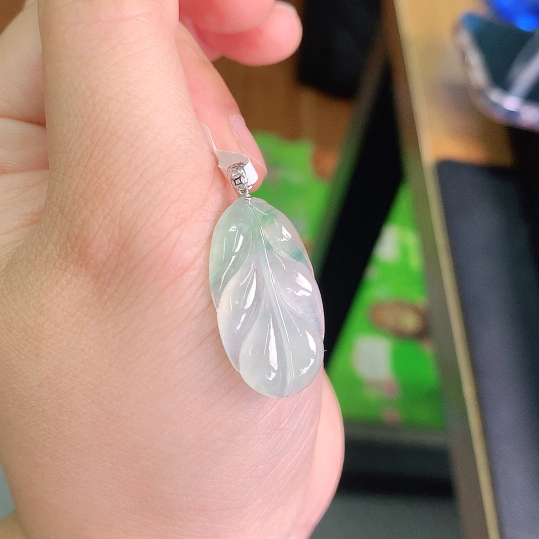 翡翠颈饰18K金镶嵌冰胶飘绿芭蕉叶