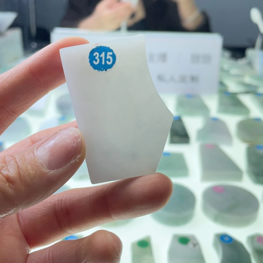 定制翡翠未镶嵌挂件