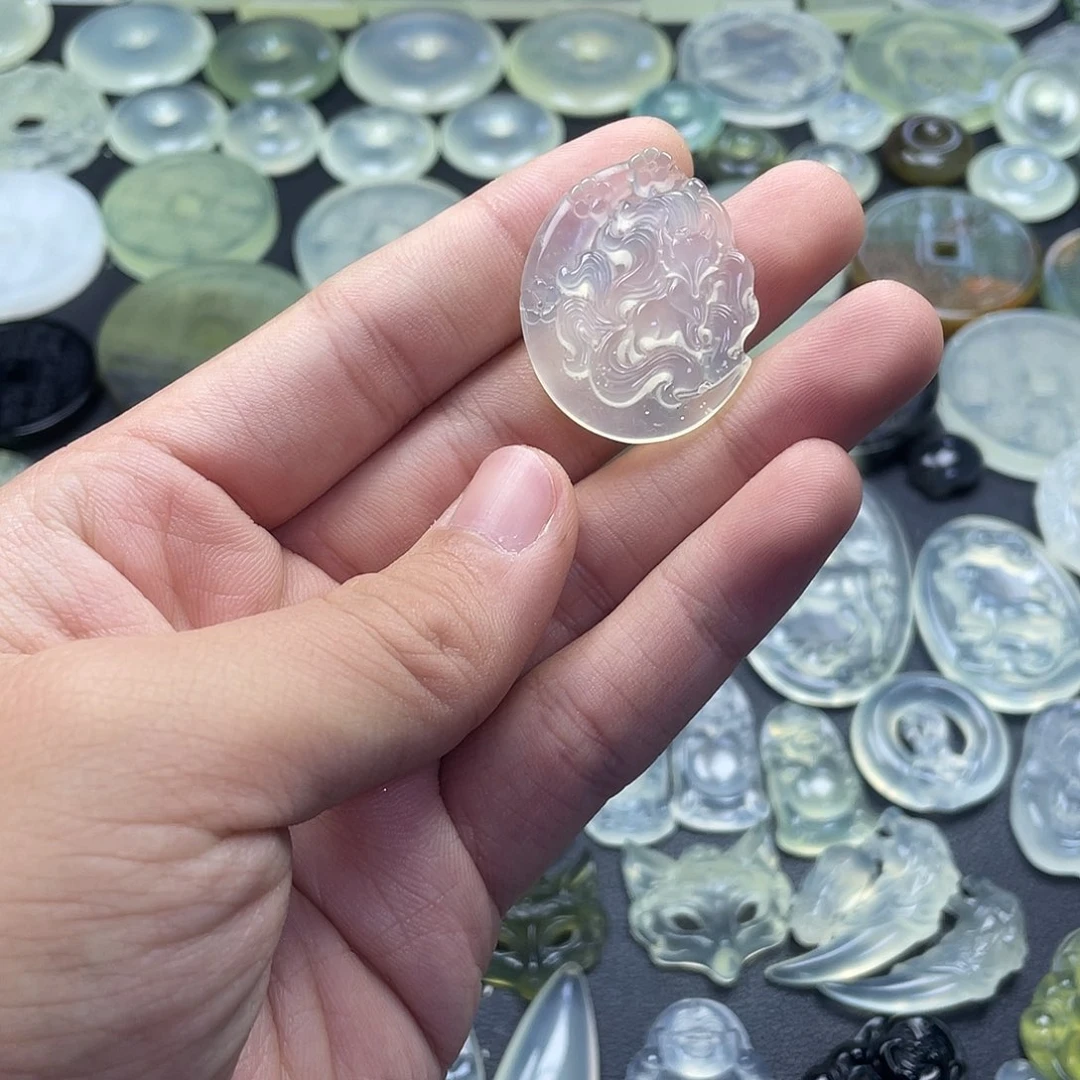 岫玉未镶嵌颈饰九尾狐