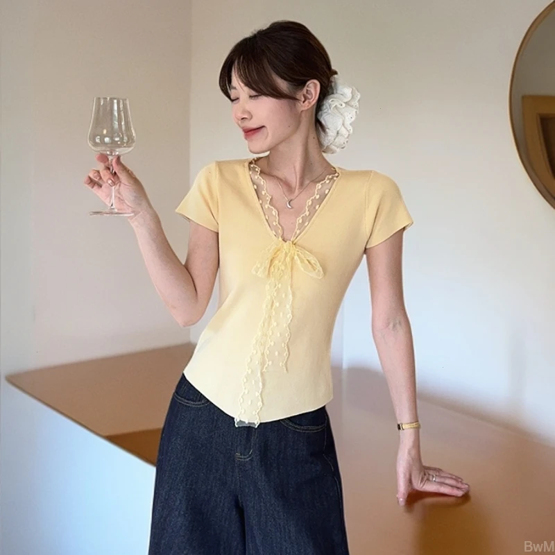 多巴胺黄色蕾丝v领针织短袖女2025夏季小飞袖t恤甜辣独特别致上衣