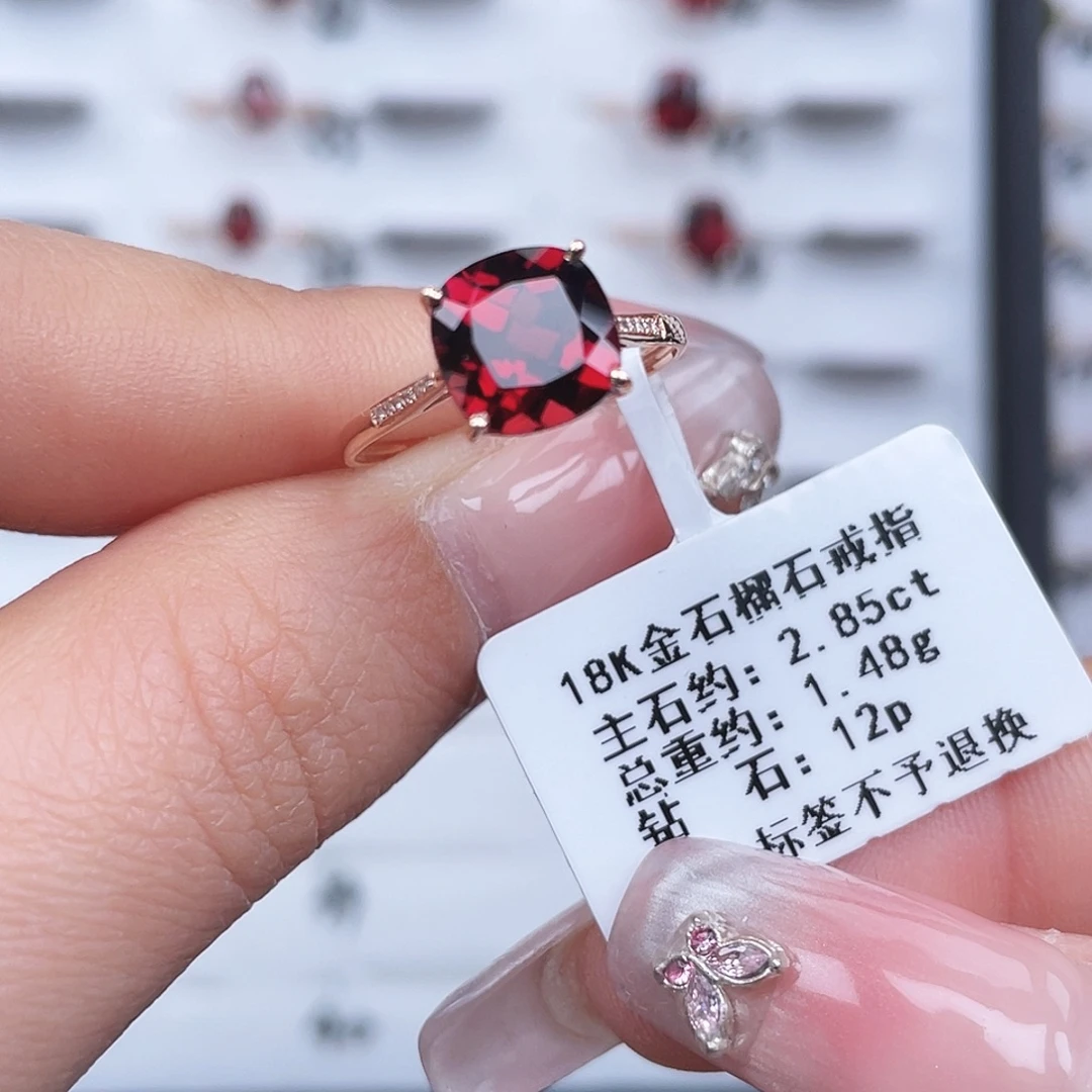 18K金镶嵌戒指石榴石