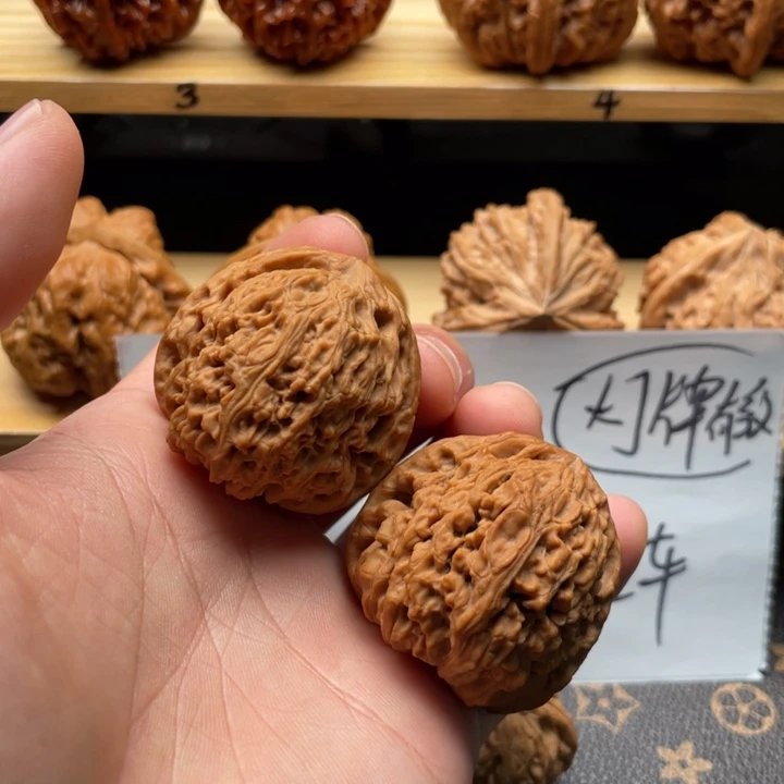 核桃南疆石文玩核桃