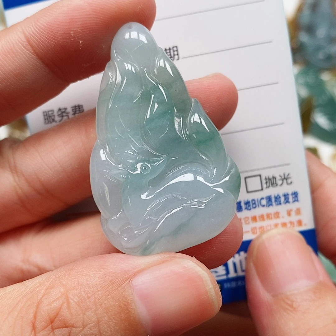 翡翠未镶嵌颈饰九尾狐