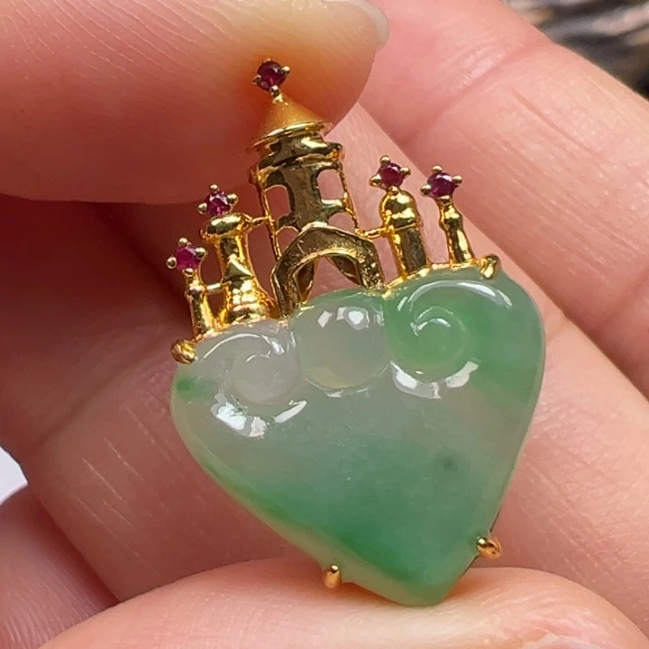 翡翠18K金镶嵌颈饰吊坠