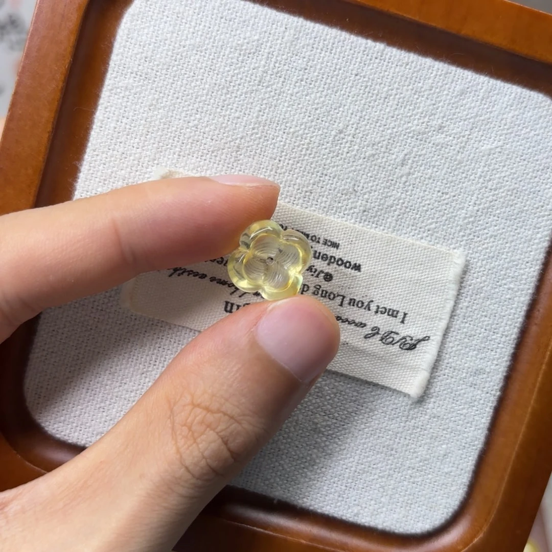 未镶嵌琥珀裸石桂花