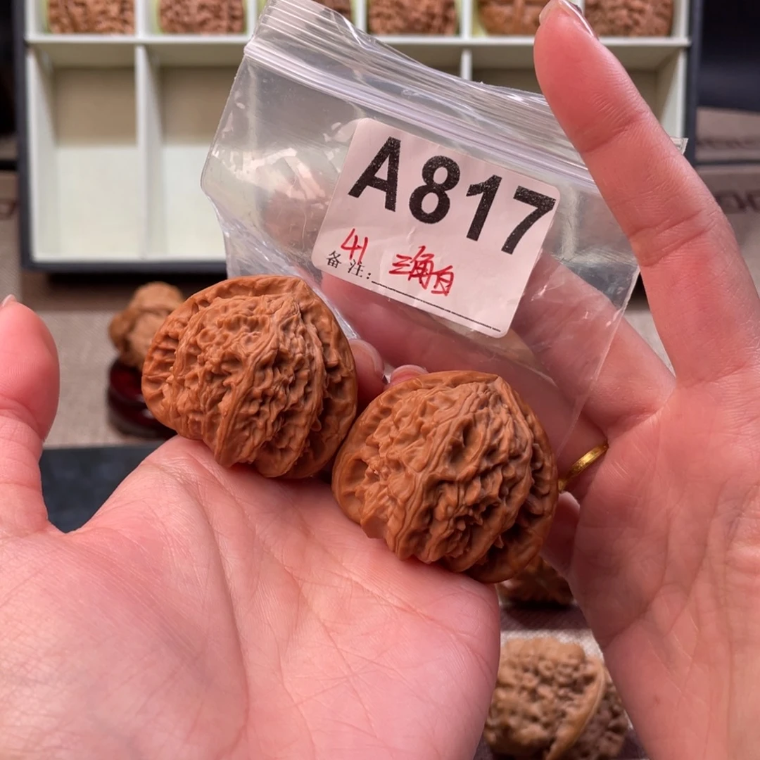 41三角白文玩核桃