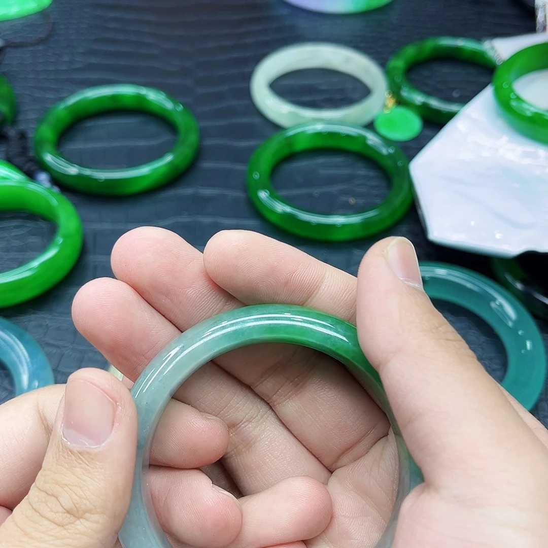 翡翠手镯未镶嵌多样性