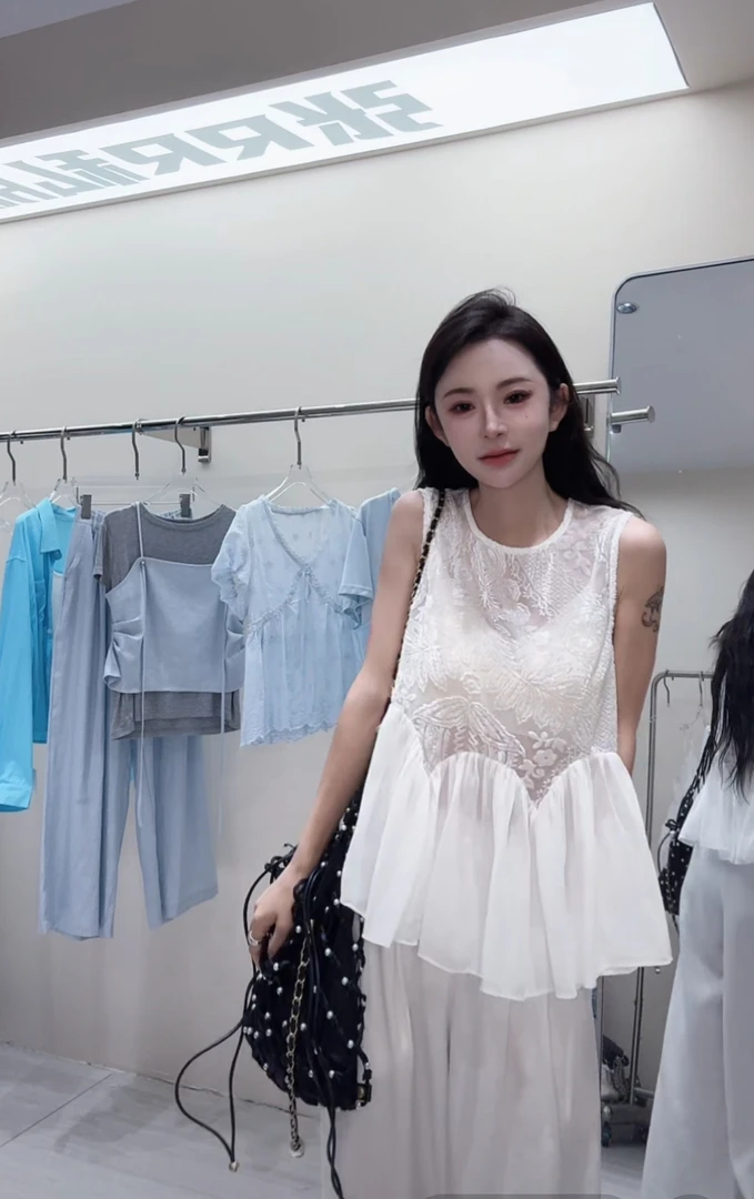 《润物》2025蓉蓉家夏季新款设计感雕花丝绒拼接荷叶边无袖衬衫