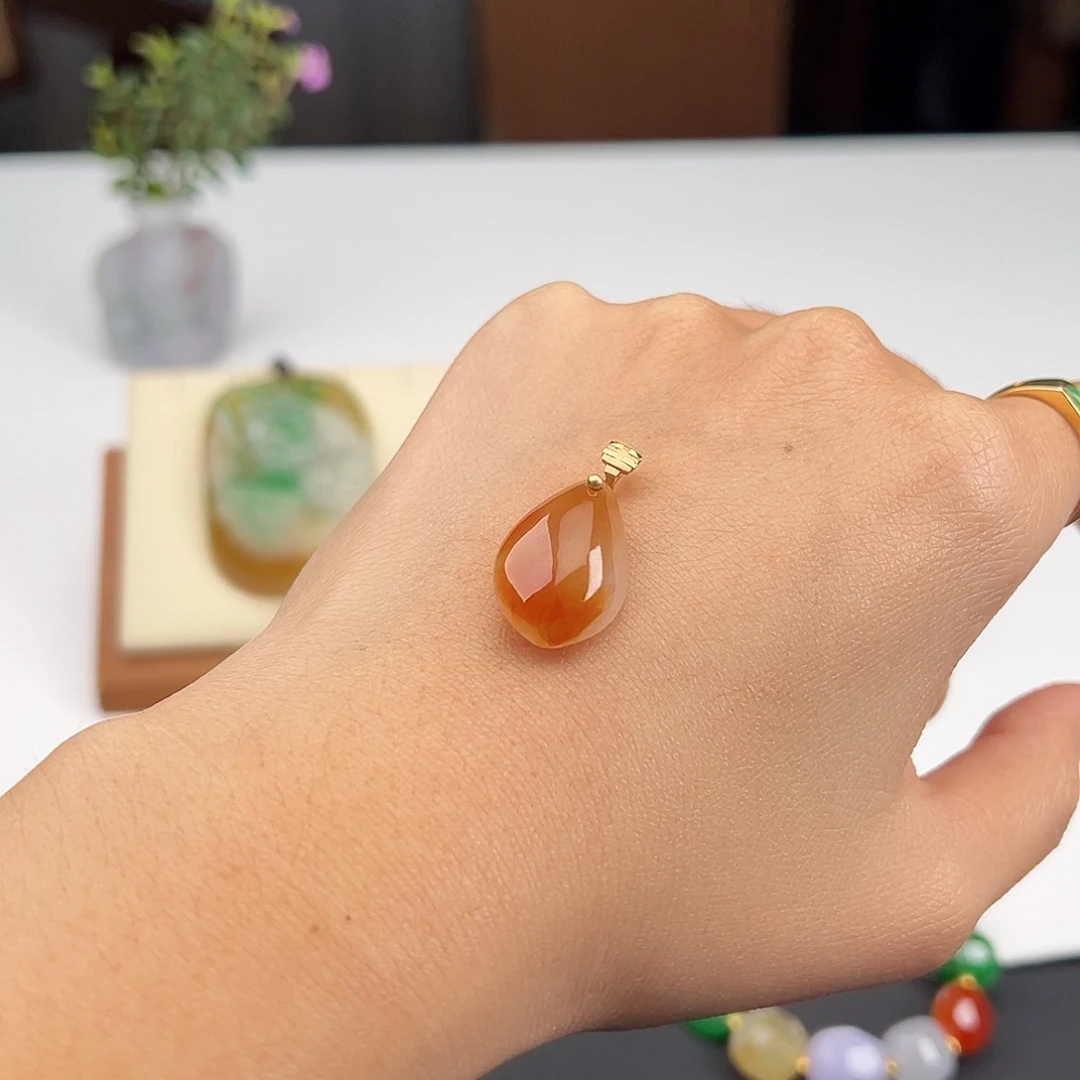 翡翠18K金镶嵌颈饰