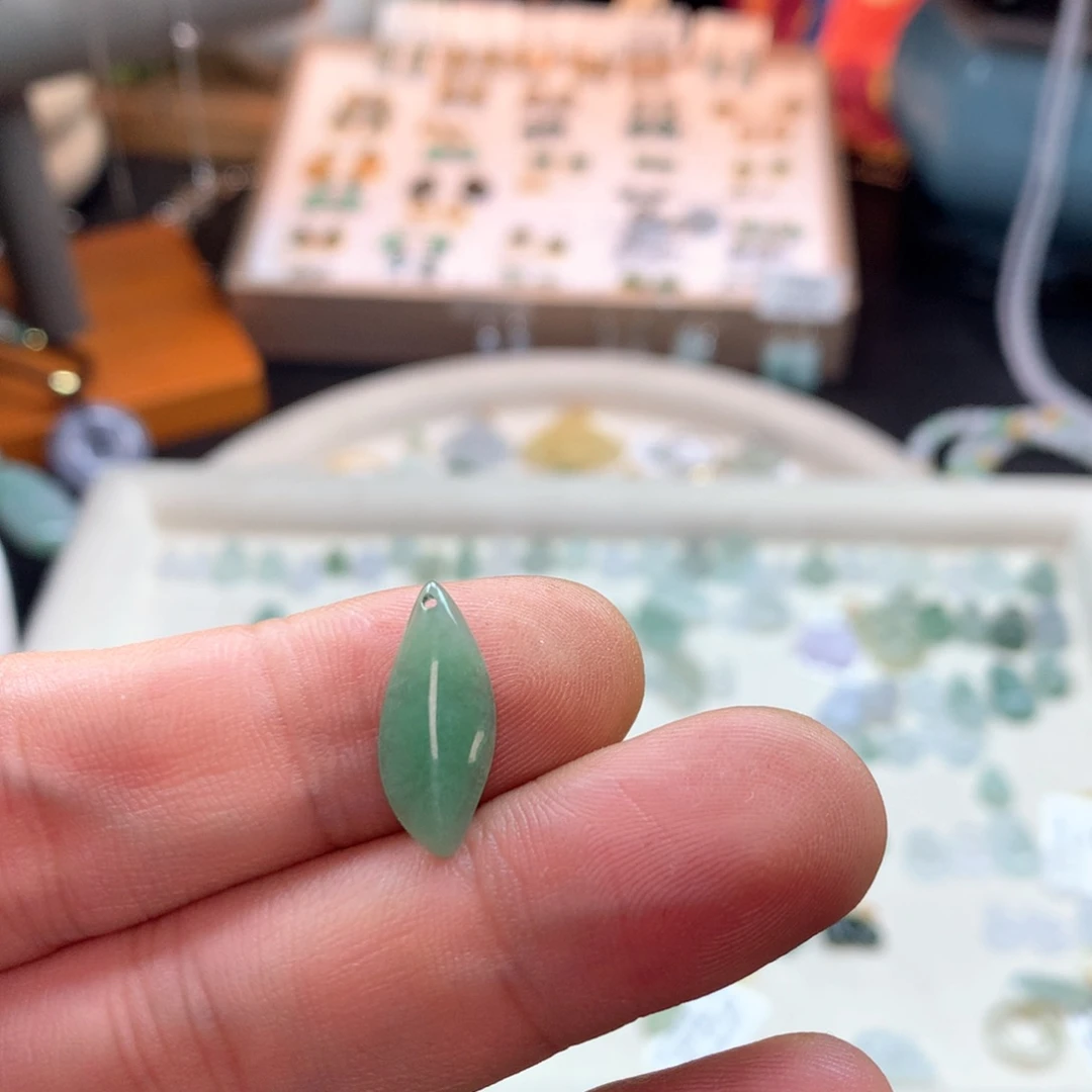 颈饰未镶嵌翡翠星*。