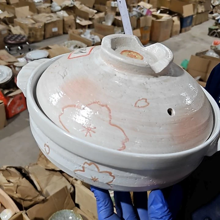 瓷片盘子碗茶壶啥都有