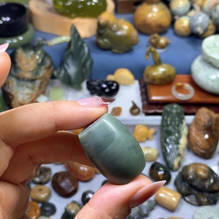 未镶嵌透闪石质玉挂件