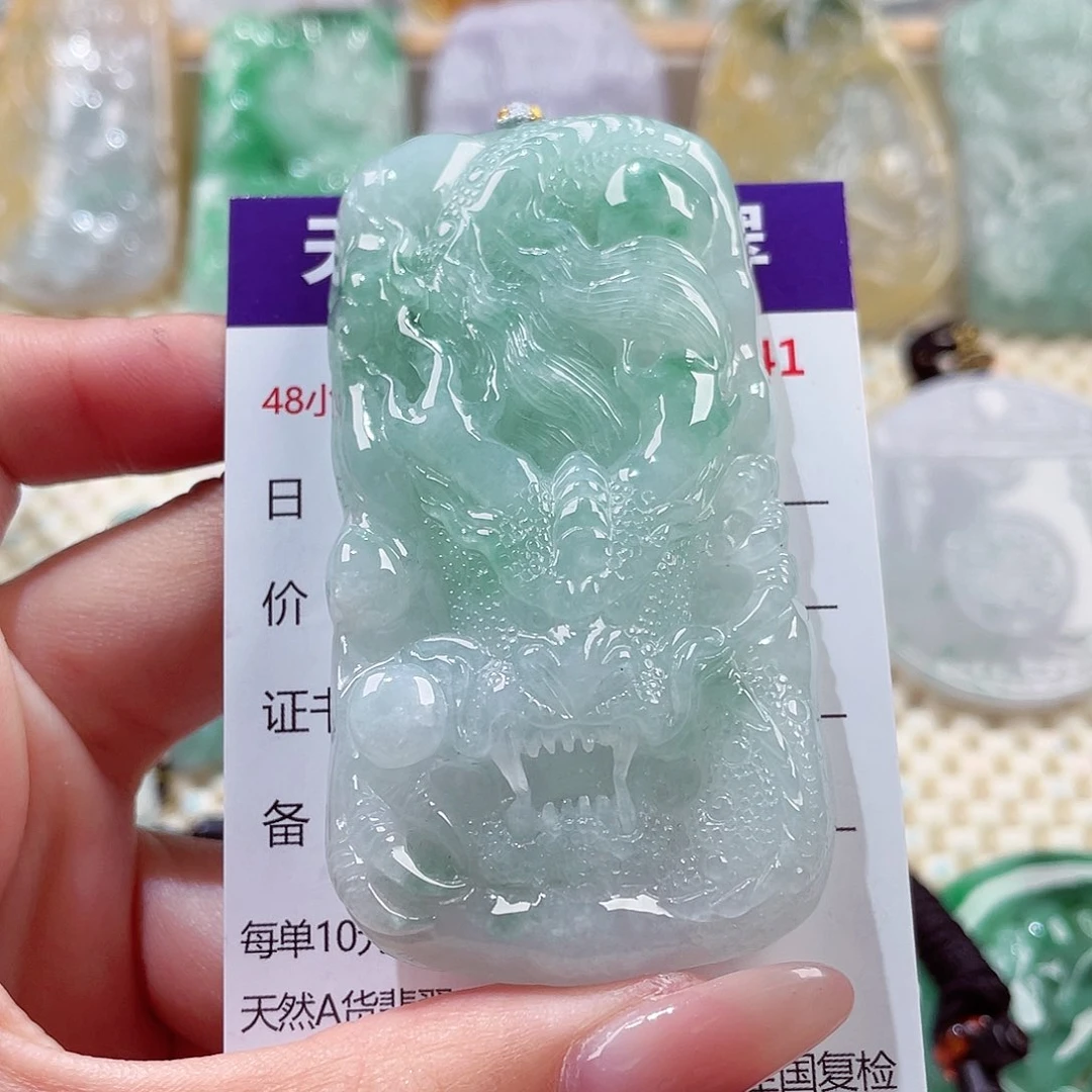 翡翠未镶嵌颈饰龙