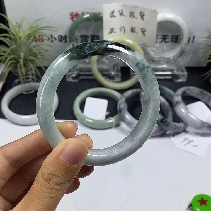 未镶嵌手镯翡翠38号。  55.5圈