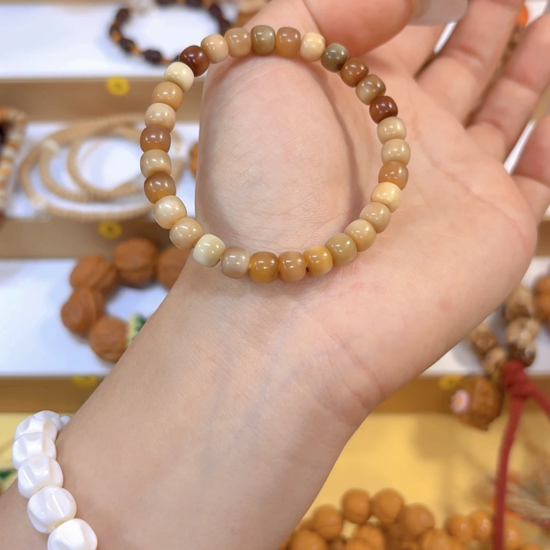 吊坠星月菩提龙脊玉华多宝老型