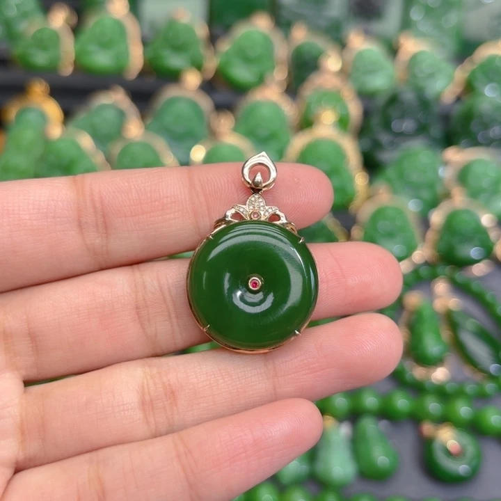 颈饰18K金镶嵌和田玉（碧玉）