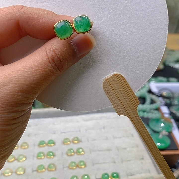 石英质玉耳钉未镶嵌常****二