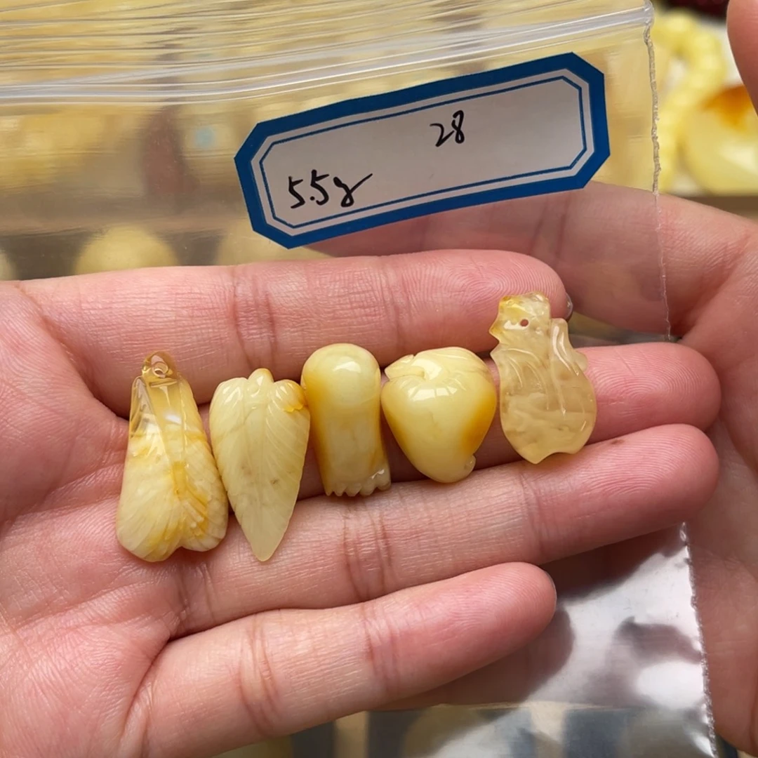 琥珀未镶嵌裸石蜜蜡雕刻件笑
