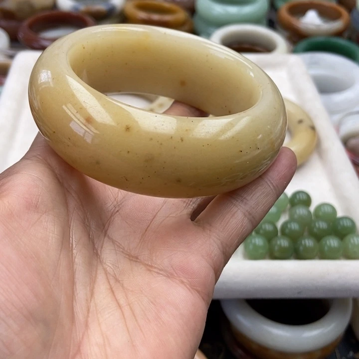 知***乐石英质玉手镯未镶嵌