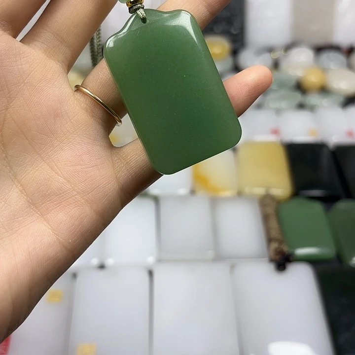 知***玲颈饰未镶嵌石英质玉