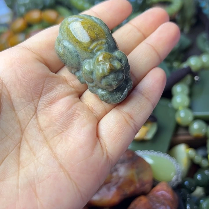 未镶嵌岫岩老玉(透闪石质玉)挂件