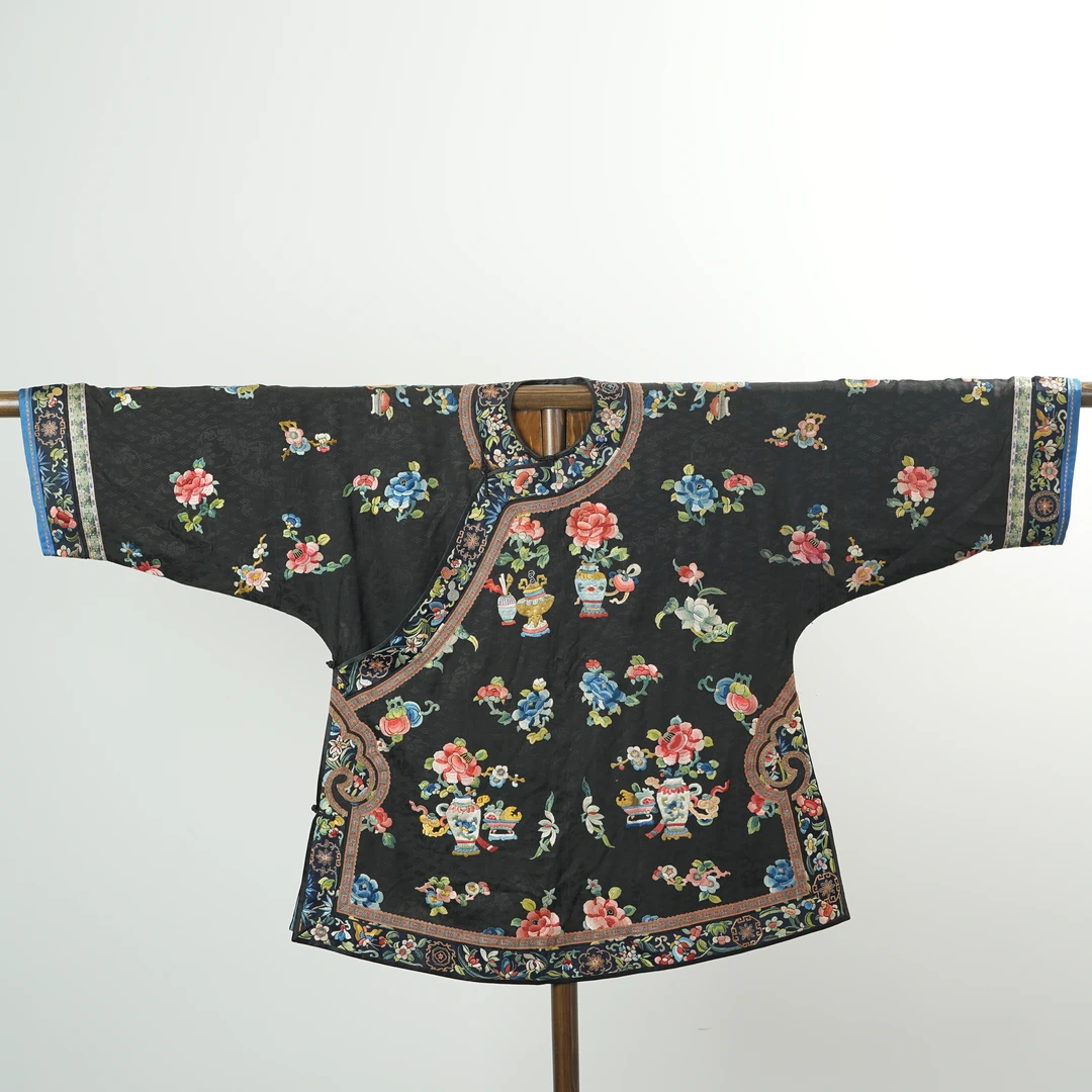 BM/清代彩绣花卉纹女服/20250119004