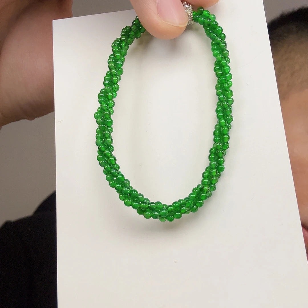 翡翠未镶嵌颈饰一件