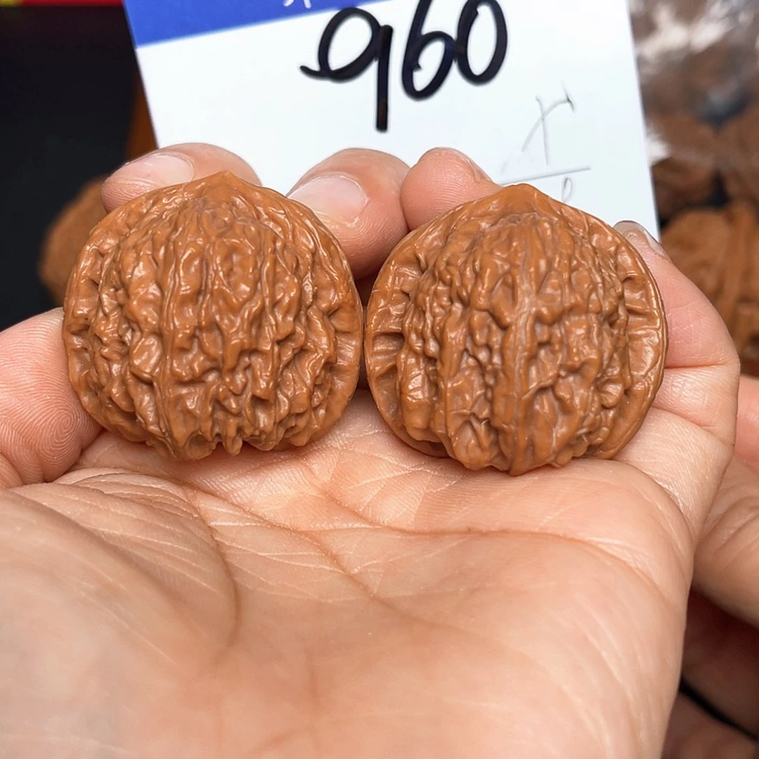 文玩核桃吊坠红狮子34尺。 960