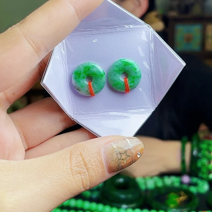 翡翠未镶嵌颈饰多样性