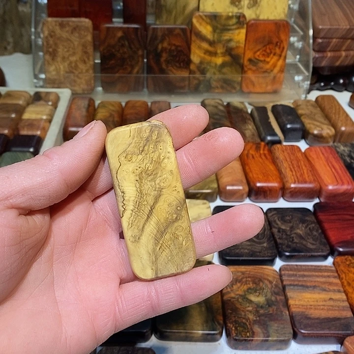 斯***撒香榧木木质哈把玩件5888