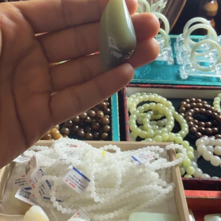 李***雨和田玉（糖玉）未镶嵌颈饰