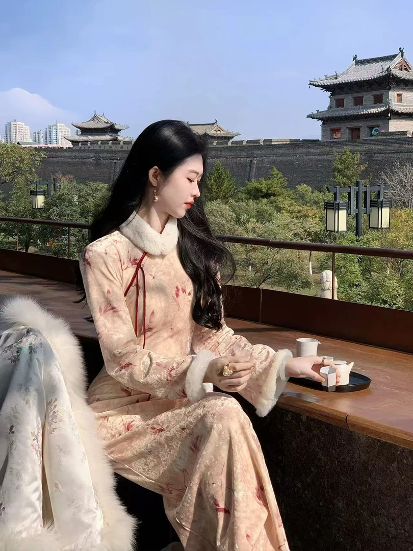 绯烟'新中式粉竹叶毛领改良旗袍女冬装加厚丝绒连衣裙