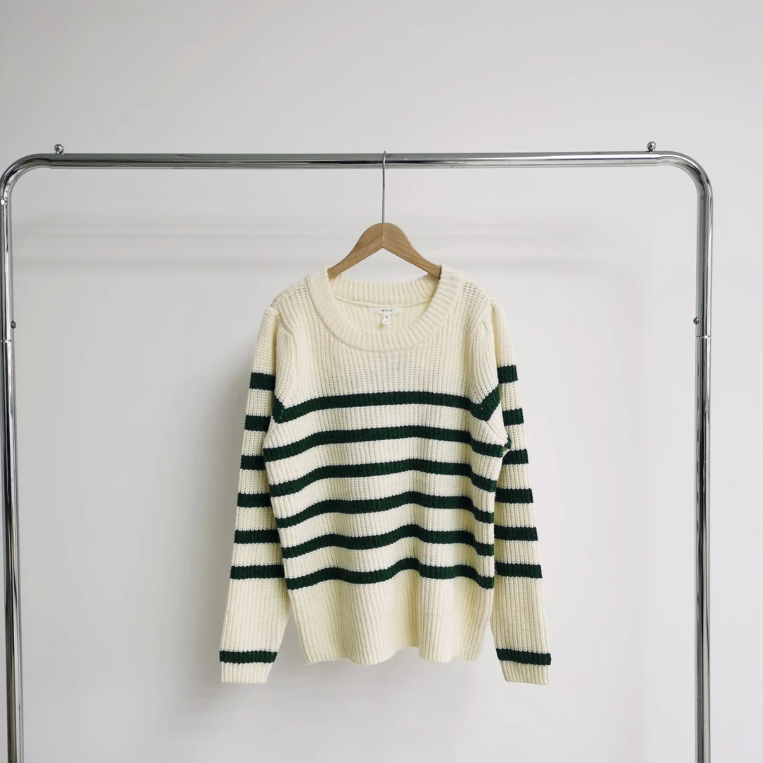 J131 圆领白色绿条针织休闲毛衣