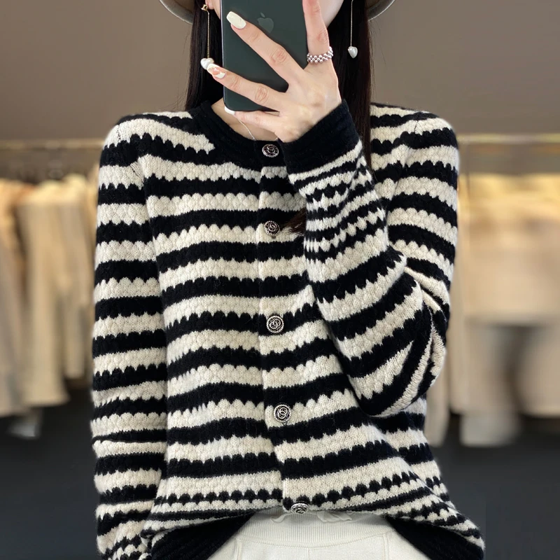特立独行的气质~2024春秋新款黑白条纹圆领开衫保暖百搭羊毛衫女