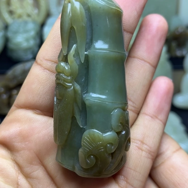 灰***子和田玉未镶嵌颈饰