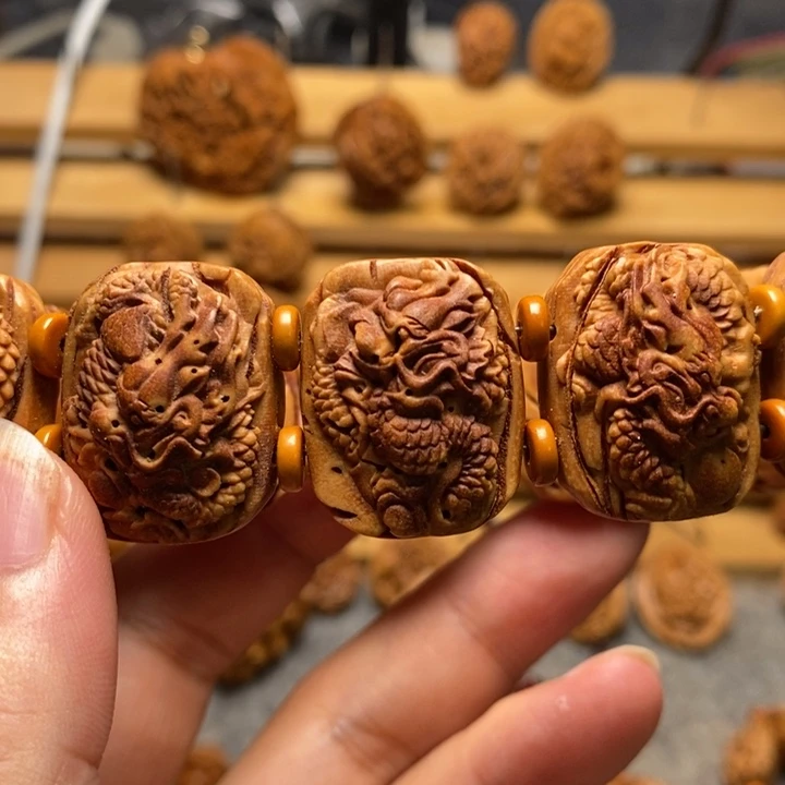 海***界桃核雕刻九龙手牌