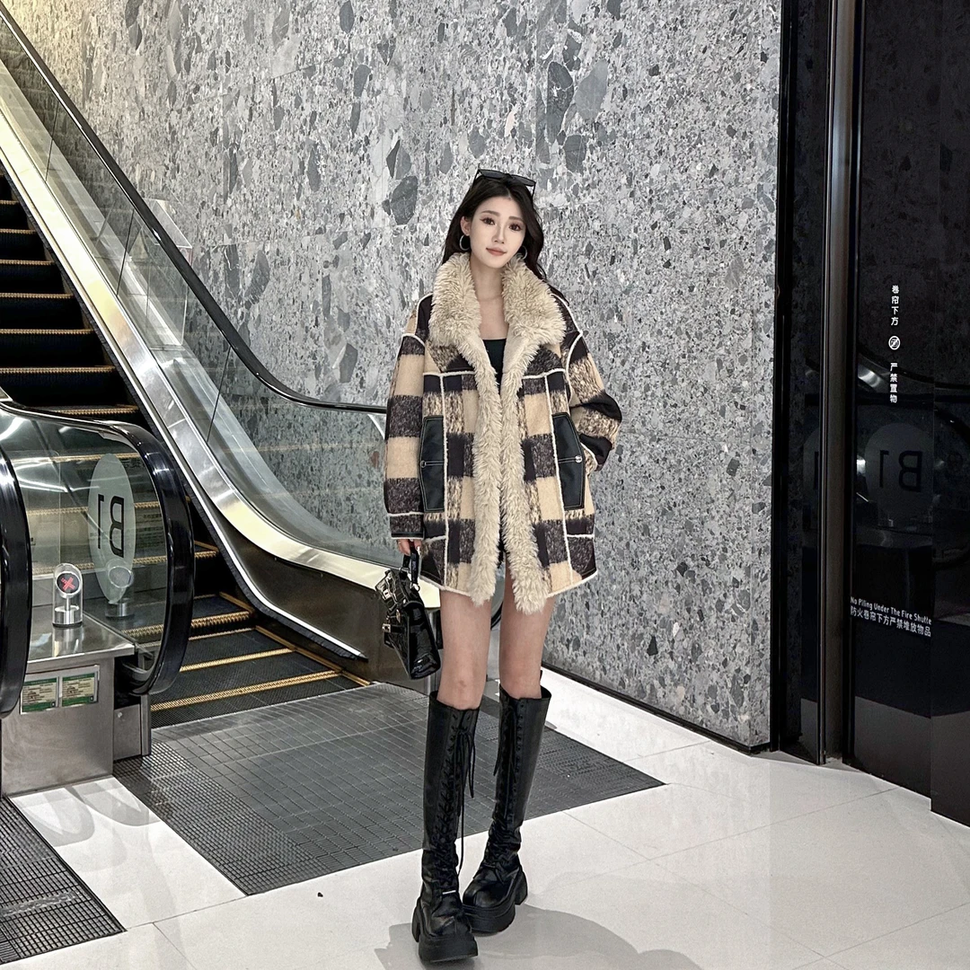 新款拼接宽松型翻领皮衣韩版冬季外套中长款棋盘格加厚保暖格子！