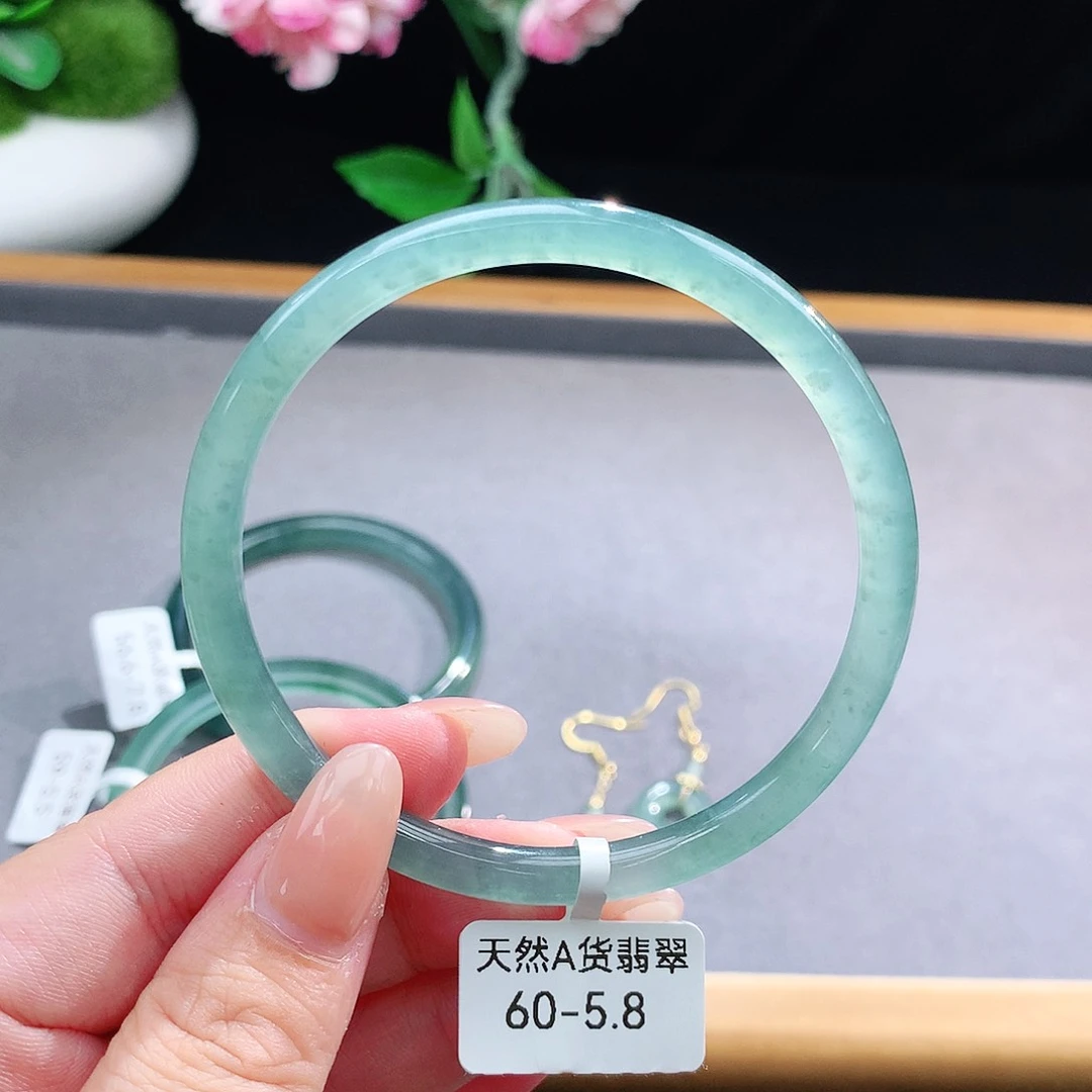 未镶嵌手镯（圆镯）翡翠